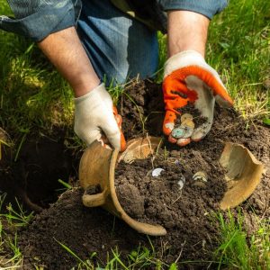 Ce trebuie să faci dacă găsești o comoară în România. Ce spune legea și ce recompensă primești