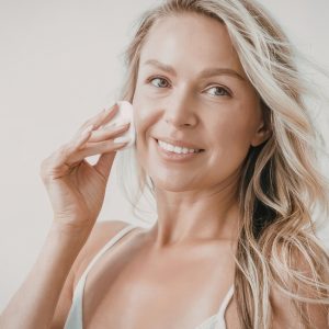 Cum construiești o rutină minimalistă pentru tenul mixt sau acneic fără să-i distrugi bariera cutanată