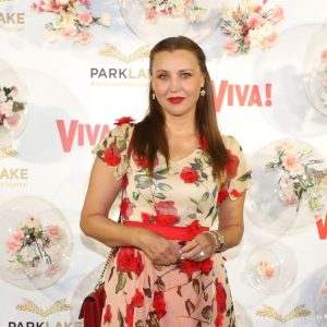Daniela Nane, elegantă la VIVA! Influencers Party 2026! A îmbrăcat o rochie cu imprimeu floral, scurtă în față, care i-a pus silueta în valoare