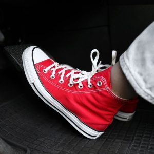 De ce nu e bine să ții piciorul pe ambreiaj în trafic. Greșeala care îți strică mașina