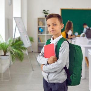 10 idei de ținute pentru prima zi de școală