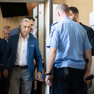 Ce a făcut Călin Georgescu în timpul procesului în care este acuzat de complicitate la tentativă de lovitură de stat. Termenul de la Curtea de Apel s-a încheiat cu o amânare