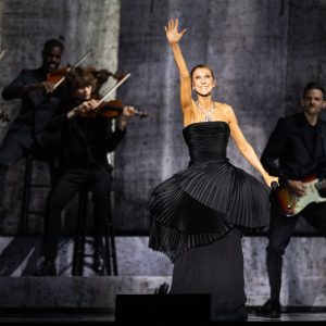 Celine Dion a revenit pe scenă la șase ani de la ultimul turneu. Lacrimi, melodii puternice și un mesaj emoționant pentru fani: „Am promis că mă voi întoarce!”