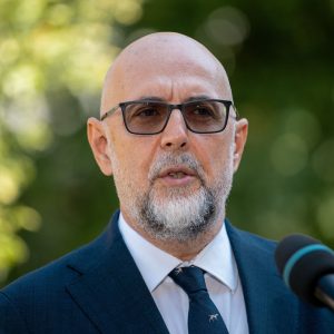 Kelemen Hunor s-a răzgândit și îl susține pe Siegfried Mureșan: „Mergem până la votul final!”. Cu o zi înainte îi cerea să-și depună mandatul