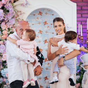 Gemenii Roxanei Nemeș au împlinit un an și au fost sărbătoriți cu fast: „Vă iubim mai mult decât pot spune cuvintele”. Ce au ales Ania și Zain de pe tăviță