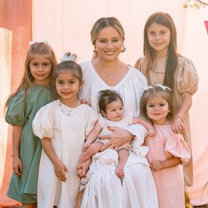 Laura Cosoi, alături de cele cinci fetițe pe coperta VIVA! de octombrie! Primul pictorial de familie, alături de mezina Nina: „Când mă uit acum la noi, văd în primul rând cinci copii pe care îi iubesc”