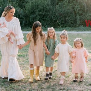Laura Cosoi, pictorial inedit alături de Rita, Vera, Lara, Aida și Nina! Imagini în premieră cu chipul celei de-a cincea fetițe: „Mă emoționează casa aceasta plină și gândul la viața pe care o vor avea împreună“ / EXCLUSIV