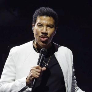 Lionel Richie, internat la Terapie Intensivă după concertul din St. Louis. Artistul în vârstă de 77 de ani avut nevoie de un scaun pentru a încheia spectacolul