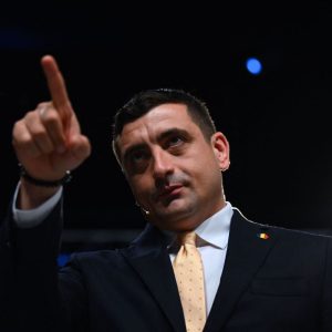 George Simion, poziție radicală în timpul sesiunii de vot pentru învestirea Guvernului Mureșan: „Nu vom vota niciun guvern până nu îl eliberați și nu îi faceți dreptate lui Călin Georgescu”