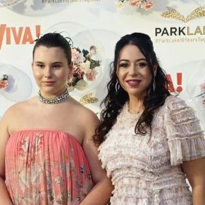 Oana Roman și fiica ei au atras toate privirile la VIVA! Influencers Party 2026. La 12 ani, Isabela are deja un stil femin și rafinat: rochie lungă, accesorii statement și machiaj discret