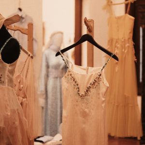 Drama Is the Dress Code: catifea, paiete și look-uri care cer lumina reflectoarelor