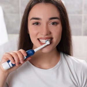 Ce greșeli faci când te speli pe dinți și provoci retragerea gingiilor. Medic: „Mai multă forță nu înseamnă o curățare mai eficientă”