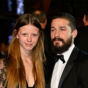 Shia LaBeouf și Mia Goth s-au despărțit în secret, anul trecut, după 13 ani de relație. Actrița a înaintat actele de divorț abia acum și face acuzații grave la adresa starului din Transformers