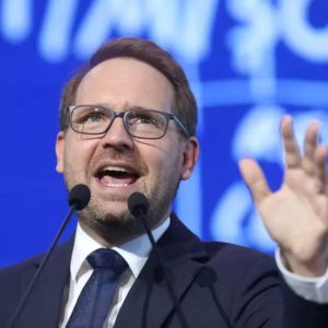 Dominic Fritz acuză PSD şi AUR că fac scut în Parlament ca să nu se afle adevărul despre zborurile de lux pesediste: „Leii suveranişti devin pisici când e vorba de mişmaşurile PSD”