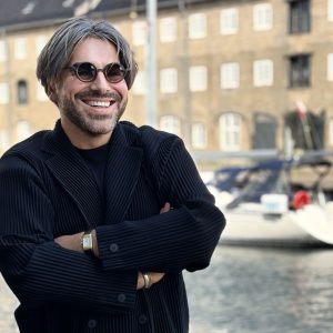 Cine este și cum arată bărbatul căruia Maurice Munteanu de la Asia Express i-a jurat iubire veșnică: „În oglindă, zăresc toți anii noștri, adunați în liniște în jurul nostru”