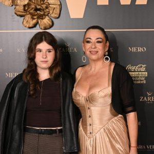 Oana Roman și Isabela, apariție spectaculoasă la Petrecerea VIVA! 2026. Vedeta a purtat rochie sculpturală cu accente aurii, iar fiica ei a impresionat cu o ținută modernă și plină de atitudine