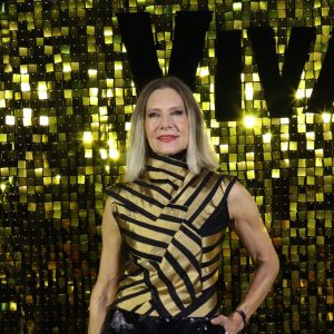 Romanița Iovan a rescris regulile eleganței la Petrecerea VIVA! 2026. Creatoarea de modă a mizat pe un look avangardist, format dintr-un top geometric auriu și pantaloni palazzo strălucitori