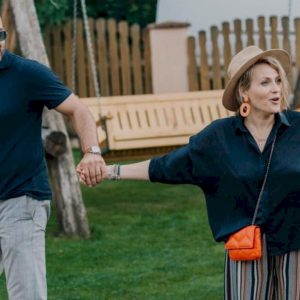 Mirela Vaida spune că soacra ei nu a acceptat-o nici acum: „A plâns o lună înainte de nuntă și de atunci plânge în fiecare zi, de 22 de ani, de mila băiatului ei. Eu plâng de draci când o aud la telefon că îl sună pe puiul mamii”
