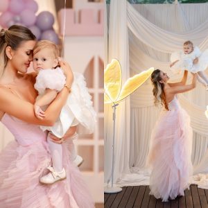 Emily Burghelea i-a rupt turta fiicei ei, Elisabeta. Ce a ales din tavă și cum a arătat petrecerea de un an micuței: „Cel mai frumos moment!”