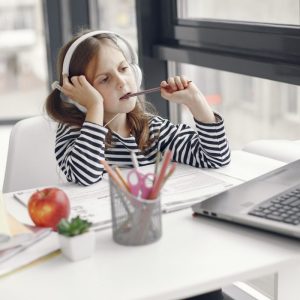 Cursuri engleză copii: ce ar trebui să urmărești dincolo de gramatică și vocabular
