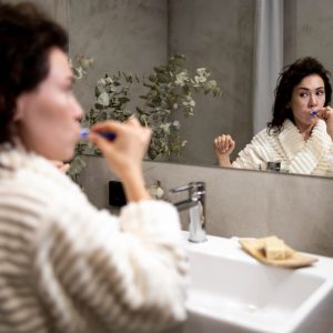 De ce sângerează gingiile la periaj și ce poți schimba în rutină
