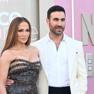 Jennifer Lopez și actorul Brett Goldstein, cu 11 ani mai tânăr decât ea, ar avea o relație. Ies împreună, dar nu au confirmat că sunt un cuplu: „Chimia lor era  de necontestat!”