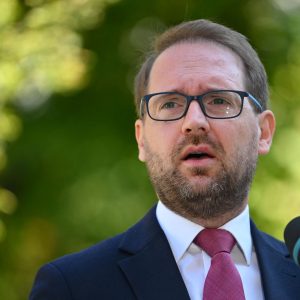 Ce condiție a pus USR pentru a vota guvernul Luca Niculescu. Dominic Fritz, despre un cabinet tehnocrat: „O să arunce oamenii cu ouă și roșii în ei!”