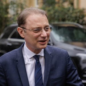 Guvernul Niculescu propune scutire de CASS pentru mamele cu copii sub 2 ani. Indemnizația de creștere a copilului, plătită și după revenirea la muncă: „Să păstreze încă 6 luni”