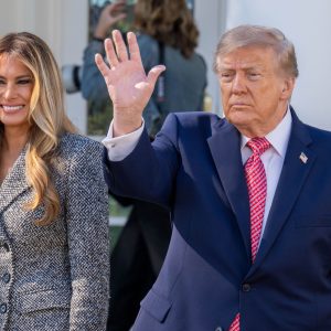 Donald Trump, refuzat din nou de soția sa, Melania, în timp ce încerca să o sărute. Comentariul deplasat făcut la o ceremonie de la Casa Albă: „Nu știu dacă semnătura ei contează!”