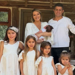 Laura Cosoi și Cosmin Curticăpean nu uită de romantism, chiar dacă au cinci fiice și multe responsabilități: „Mă emoționează grija lui. Sunt văzută ca femeie, cu nevoile mele!” / EXCLUSIV