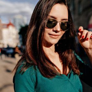 De la oraș la concediu: accesoriile care pot schimba complet o ținută simplă