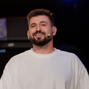 Radu Ciucă, declarații rare despre părinți: „Relația s-a schimbat în timp și s-a schimbat în bine, mai ales în ultimii ani. Și mă bucur enorm pentru asta” / EXCLUSIV