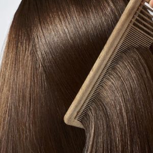 Șampon antimătreață pentru scalp gras: cum îl alegi?