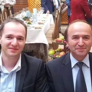 Fiul lui Tudorel Toader, arestat preventiv pentru 30 de zile, fiind acuzat de agresiune sexuală asupra a două studente. Reacția tatălui său, fostul ministru al Justiției: „E un atac la adresa mea, lovindu-se în Alexandru!”