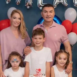 Valentina Pelinel a publicat imagini în premieră de la nunta cu Cristi Borcea, cu ocazia aniversării a 8 ani de căsnicie: „Cu Milan lângă noi, fetițele în burtică și inimile pline”