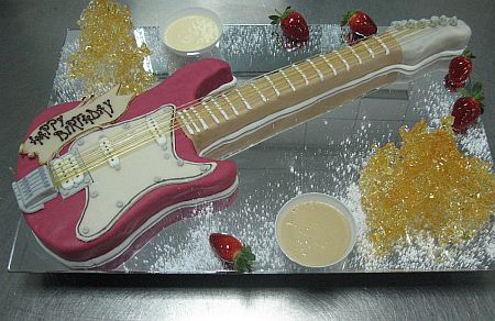 tort in forma de chitara